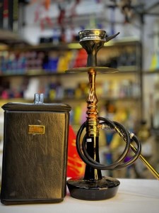 ست قلیان مینی تویین بدنه شمش زرگلد طلایی شیشه مشکی براق همراه با کیف دارای شلنگ و سری سیلیکونی ست قلیان مینی تویین بدنه شمش زرگلد طلایی شیشه مشکی براق همراه با کیف کد TW109