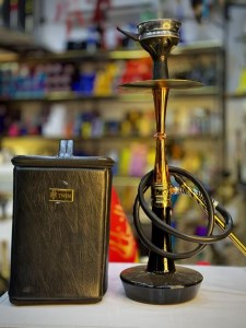 ست قلیان مینی تویین بدنه شمش رزگلد طلایی شیشه مشکی براق همراه با کیف دارای شلنگ و سری سیلیکونی ست قلیان مینی تویین بدنه شمش رزگلد طلایی شیشه مشکی براق همراه با کیف کد TW110